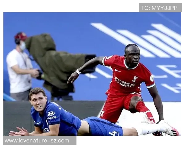 足球扑空的瞬间与反思：从失误中学习提升球技的必经之路